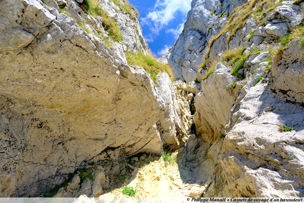 Passage rocheux avec des chaînes, Dent d'Oche (Alpes, Haute-Savoie, France)