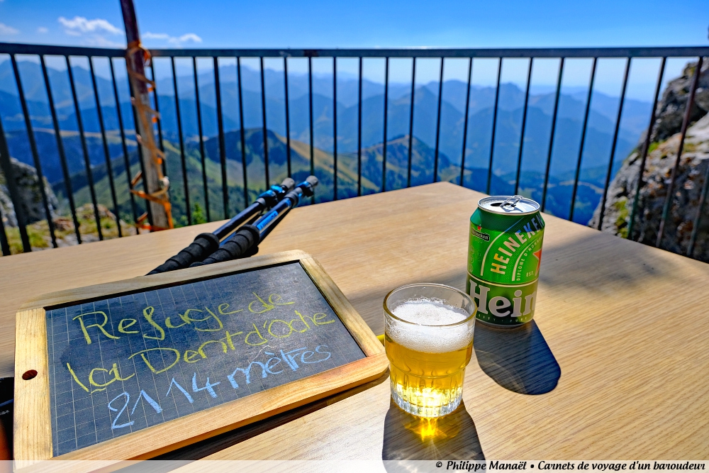 Bière fraîche au refuge de la Dent d'Oche (Alpes, Haute-Savoie, France)